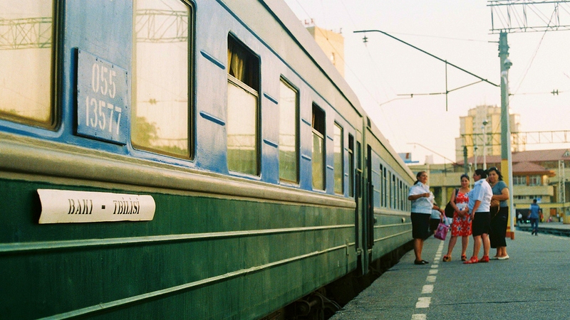 Едет поезд 8 ереван баку. Поезд Баку Тбилиси. ЖД вокзал Баку. Баку станция поезда. ЖД вокзал Тбилиси.